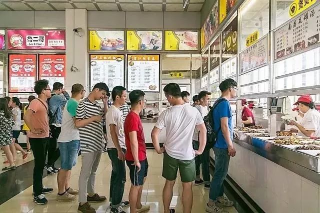 西餐厅放什么绿植_餐厅植物西绿植适合放客厅吗_西餐厅适合放什么绿植植物